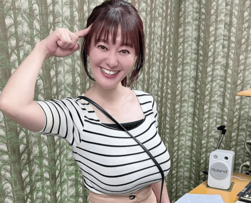 「足裏フェチには堪らん」“グラマラスすぎる”元NHKアナ、沖縄のビーチでくつろぐ開放的ショットが沸騰