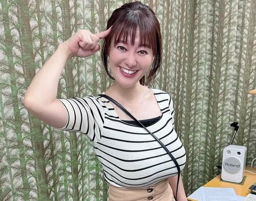 「なんちゅう格好」“グラマラスすぎる”元NHKアナ、野外で大胆に寝転ぶ姿が沸騰「グラビアかーい」
