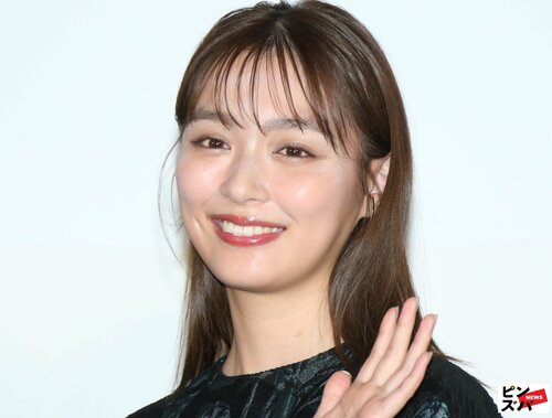 「どっちが好き？」ヒカルと破局の内田理央、激かわポニテ＆上品巻き髪ショットで魅了「どっちも素敵すぎて」