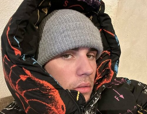 「何が起こってるの？」奇行と激やせのジャスティン・ビーバー、タトゥーで埋没の上半身＆虚無顔に心配殺到