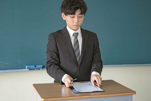 学校の先生より塾講師になりたい新卒者が激増…辞退者7割超の自治体も