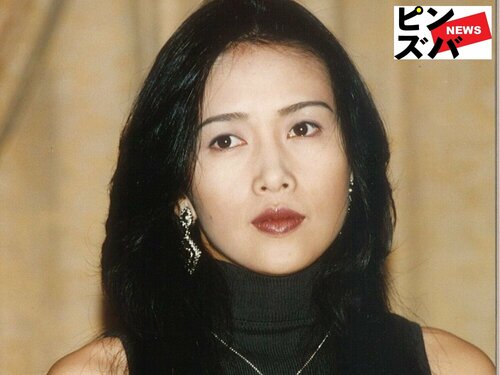 「天使の休息」工藤静香、足首の“蛇タトゥー”チラリ ひろびろ夫・木村拓哉との自宅庭でのあぐら座り姿に反響