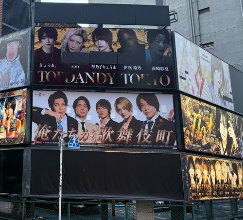 ホストクラブの煽り広告に法改正の規制で「小学生みたい」看板文字の修正にネット爆笑、老舗ホストクラブ会長に聞いた