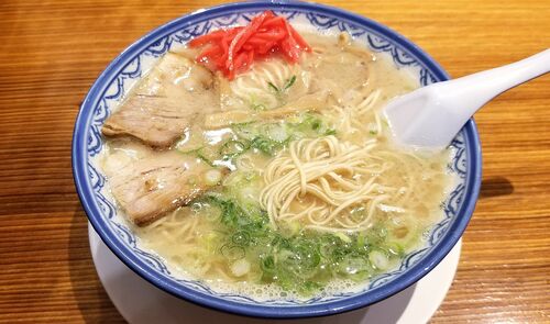 かしわおにぎりを麺つゆにひたす!?Netflix『隣の国のグルメイト』歌手ソン・シギョンが感動した博多うどんの流儀と、松重豊がとった意外な行動【韓流談義fromソウル】