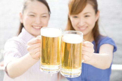 ビアガーデン、BBQ、野球観戦…炎天下でのアルコール摂取に潜む熱中症のリスク 対策法は「おつまみ」　