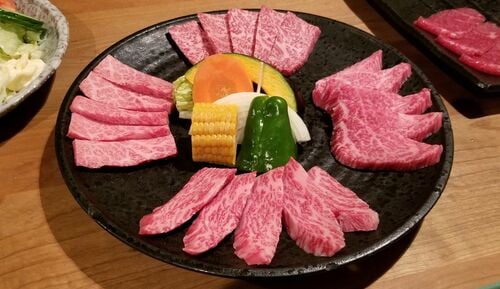 日本と韓国の焼肉はこんなに違う！『孤独のグルメ』松重豊＆人気歌手ソン・シギョンのグルメ番組『隣の国のグルメイト』「伝説の焼肉」見どころは？【韓流談義fromソウル】