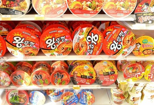 Netflix『隣の国のグルメイト』で松重豊も体験した「漢江ラーメン」日本人は韓国人の“ラーメン情緒”を共有できる?【韓国グルメ】