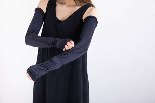 夏の日差しを完全ブロックの“全身黒ずくめ”も、10～30代男性が感じる「女性の“NG夏ファッション”」【第4位以下】