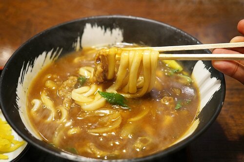 もうシミに悩まない…プロが教える「カレーうどんの汁を飛ばさない」5か条