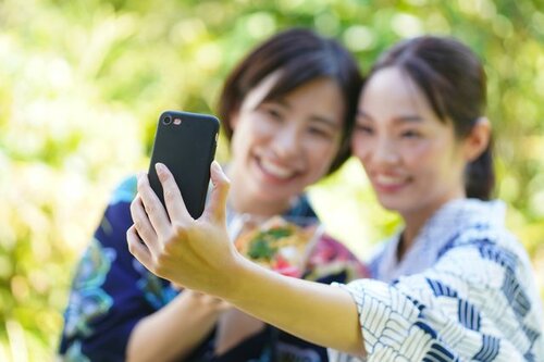 “あえて顔は写さない”SNSで広がる「首下界隈」とは 背景に見える「価値観の共有・自己肯定感・批評リスク回避」