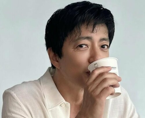 「とても57歳には見えません」大沢たかお、“色気大放出の分厚い胸板”に称賛　白Tシャツ1枚で佇む花見姿に「信じられないカッコ良さ」