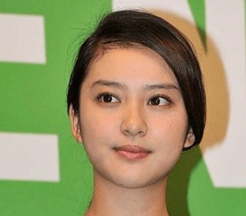 「お母さんとは思えぬ美貌」武井咲、ミニ丈インナーで腹チラコーデ披露 女性誌撮影オフショに「何回見ても綺麗」の声