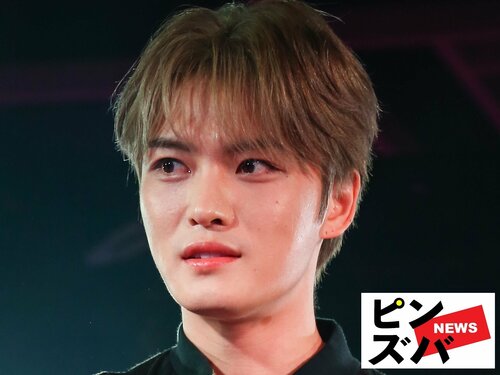 「視線が背中にいってしまう〜」ジェジュン、タトゥー鮮明な大胆透けシャツ姿に釘付け