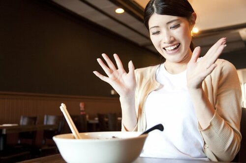 女子がハマる“ネオラーメン” マグカップで提供の泡たっぷり「カプチーノラーメン」が沸騰 ラーメンライターが分析「新感覚」