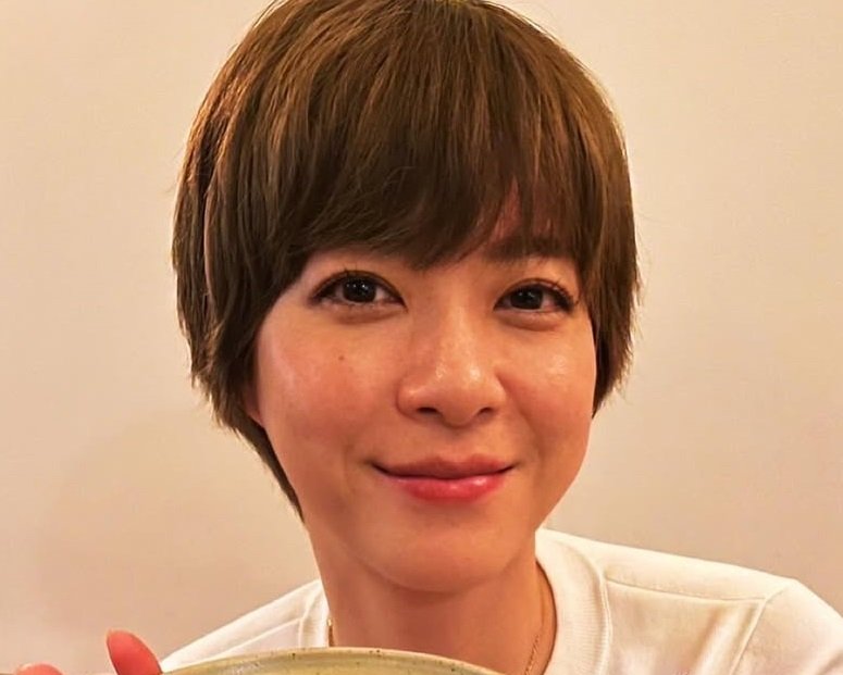 「うわぁ〜可愛い」「じゅりさんに似てません!?」上野樹里、うるうるお目目の“新しい家族”を報告