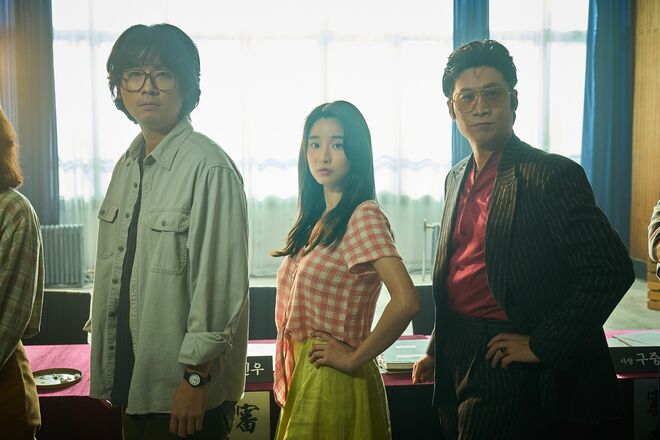 “長髪に大きな眼鏡フレーム”Netflix『エマ』新人監督役で1980年代を再現した俳優は？『D.P. -脱走兵追跡官-』では脱走兵役を熱演！【韓流談義fromソウル】