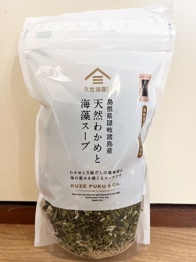 『天然わかめと海藻スープ』のパッケージ画像(久世福商店・637円) ※撮影/編集部