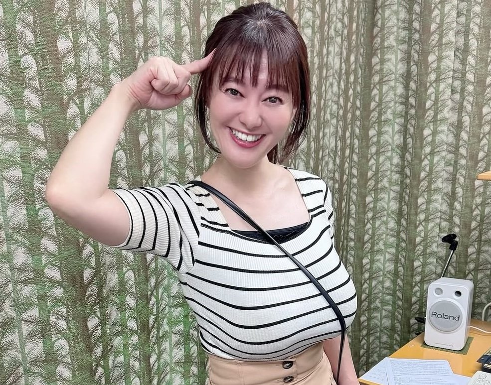 「なんちゅう格好」“グラマラスすぎる”元NHKアナ、野外で大胆に寝転ぶ姿が沸騰「グラビアかーい」