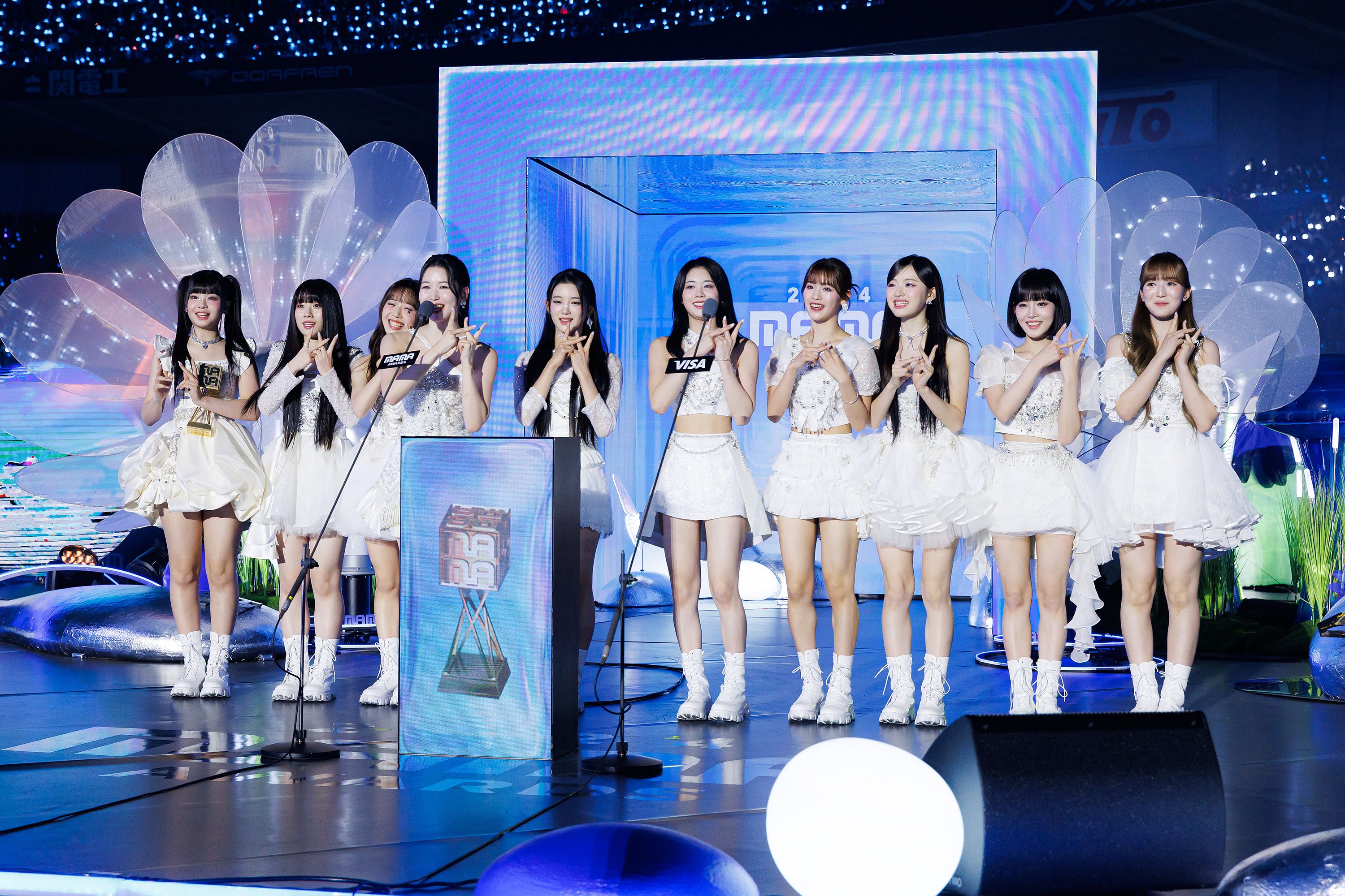 ME:Iが『2024 MAMA AWARDS』で「FAVORITE NEW ASIAN ARTIST」受賞！ステージで圧巻のダンスパフォーマンス、レッドカーペットは白と黒のシックな衣装で魅了