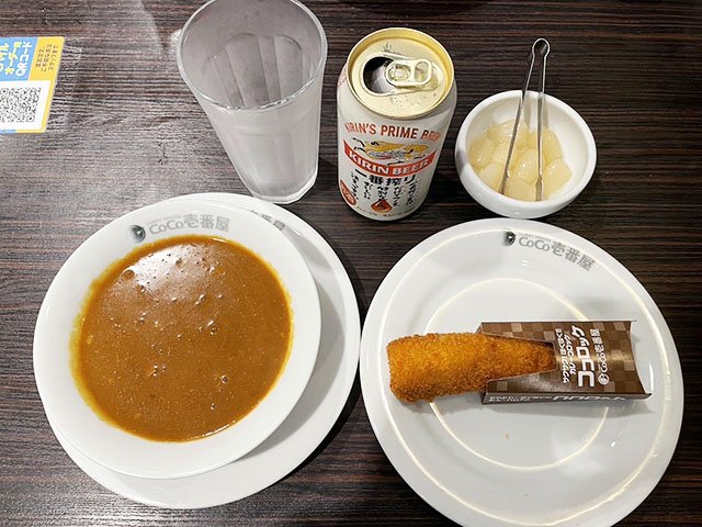 『カレーハウスCoCo壱番屋』ポークソース、ココロッケ、ビール、らっきょう ※撮影/編集部