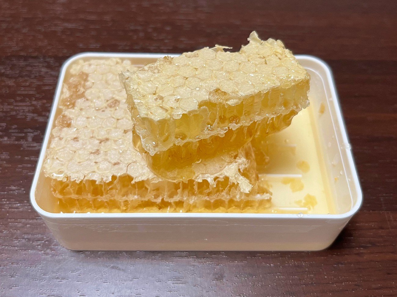 「巣ごと蜂蜜」の“コムハニー”が沸騰中 健康志向だけじゃない人気の理由はザクザク食感の「ASMR需要」