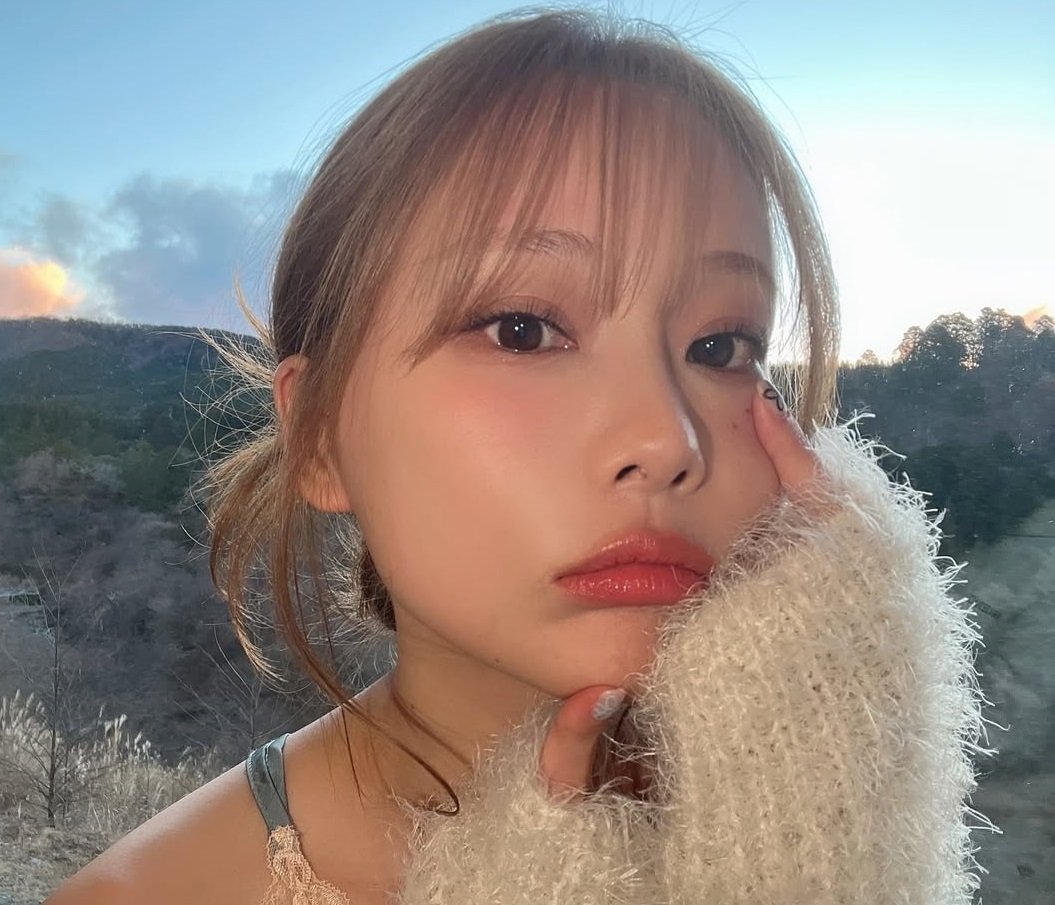 「20代前半にしか見えません」36歳・重盛さと美、超ミニボトム姿でスラリ脚全開　不変の可愛さにファン驚き