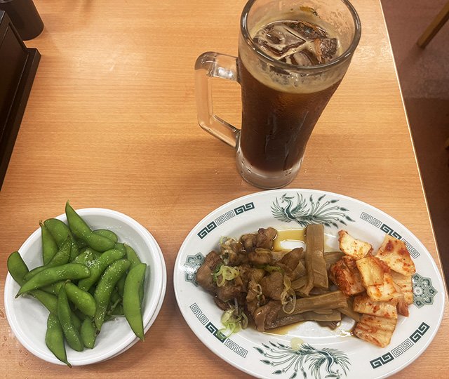 『熱烈中華食堂 日高屋』三品盛り合わせ、枝豆、ホッピー ※撮影/編集部