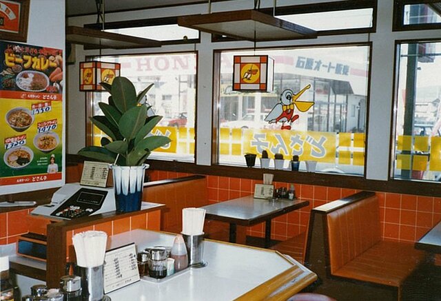 懐かしい昭和の『どさん子』当時の店舗内観の写真 窓にペリカンのマークが書かれている (写真提供:アスラポート株式会社)