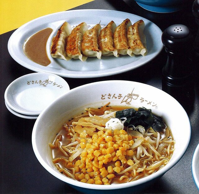 懐かしい昭和の『どさん子』 味噌ラーメンと餃子が並んだ写真 (写真提供:アスラポート株式会社)