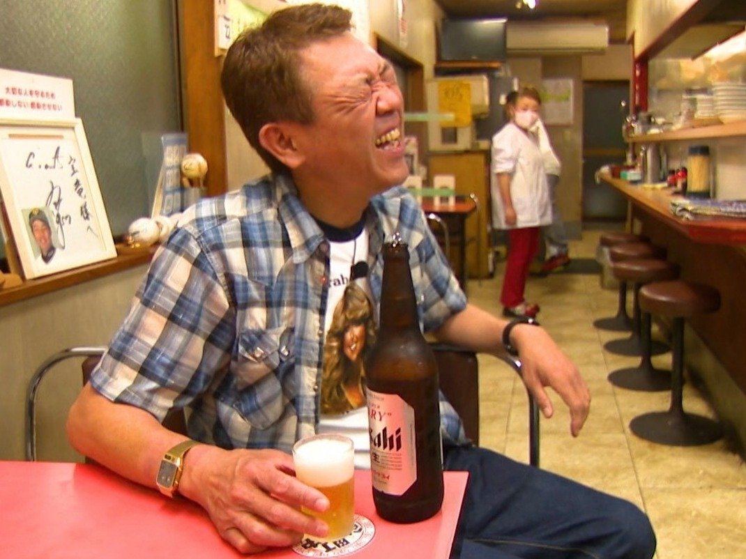町中華店でビールを飲む玉袋筋太郎