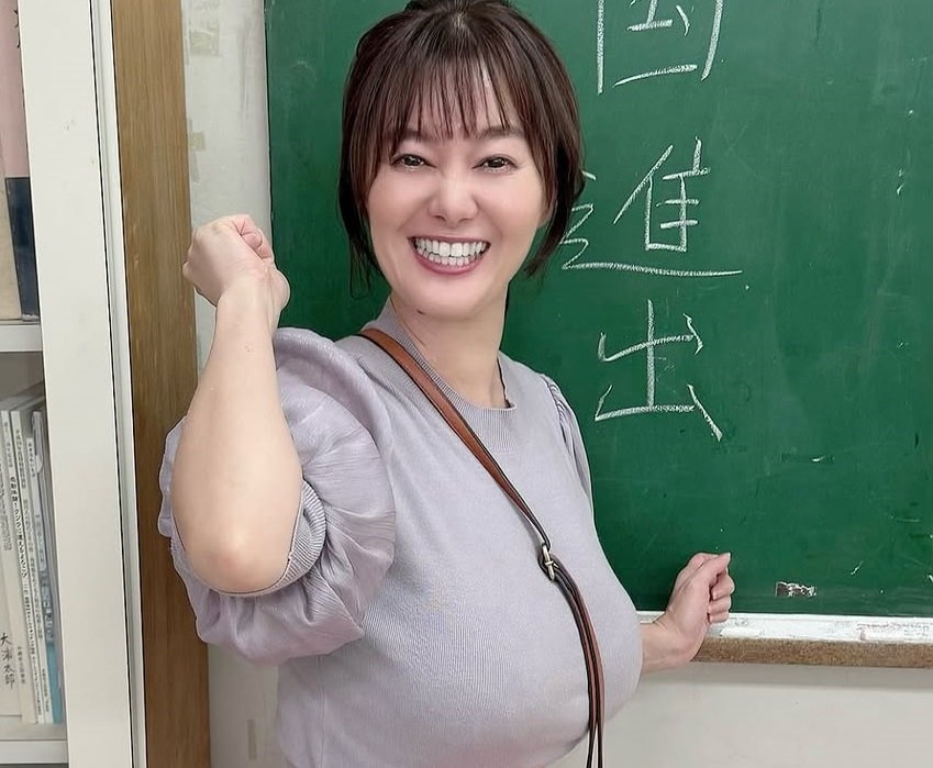 「これは反則」「足めっちゃ細い」42歳“グラマラスすぎる”元NHKアナ、美脚際立つサンタワンピ姿が沸騰