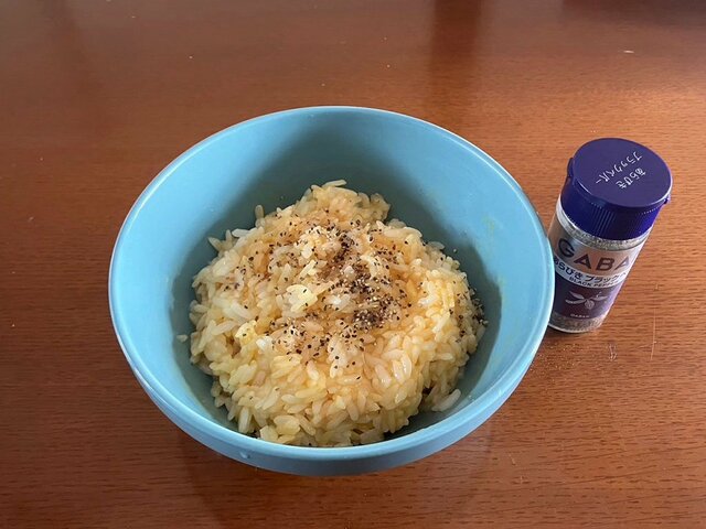 黒胡椒がかけられた美味しそうな卵かけご飯 ※撮影/ピンズバ編集部