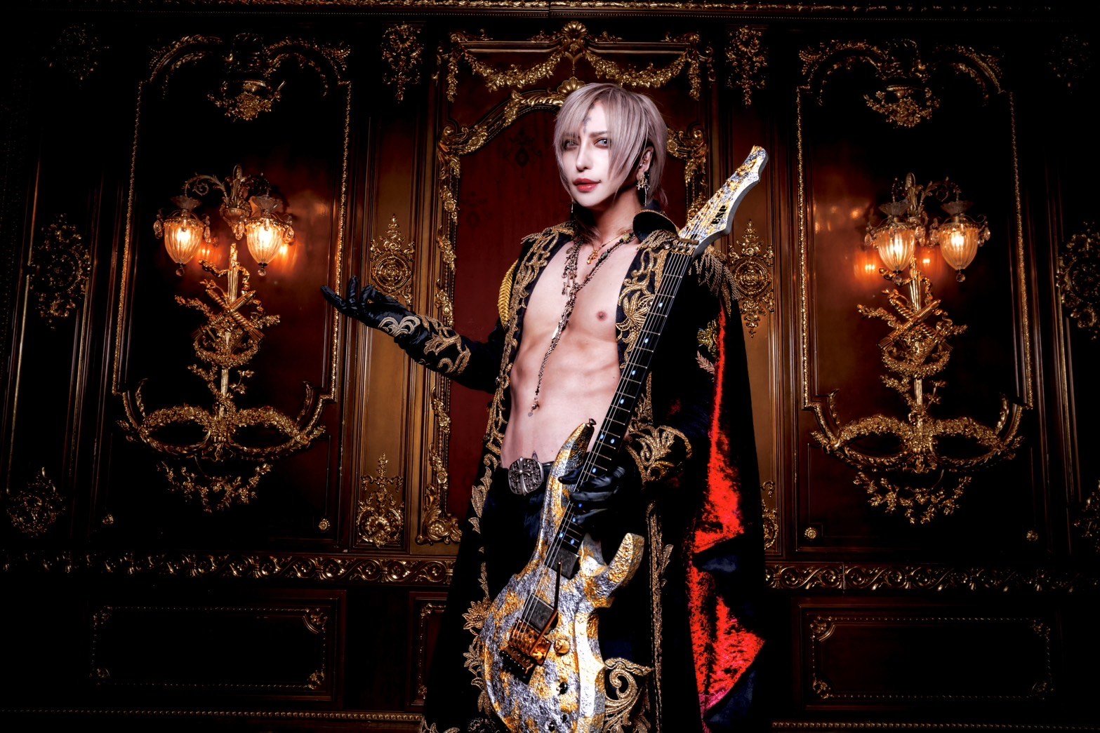 GACKTが「面白い奴」と評するギタリスト・MiA、身体改造の裏にある優しさと逆境から這い上がる方法を語る【インタビュー】