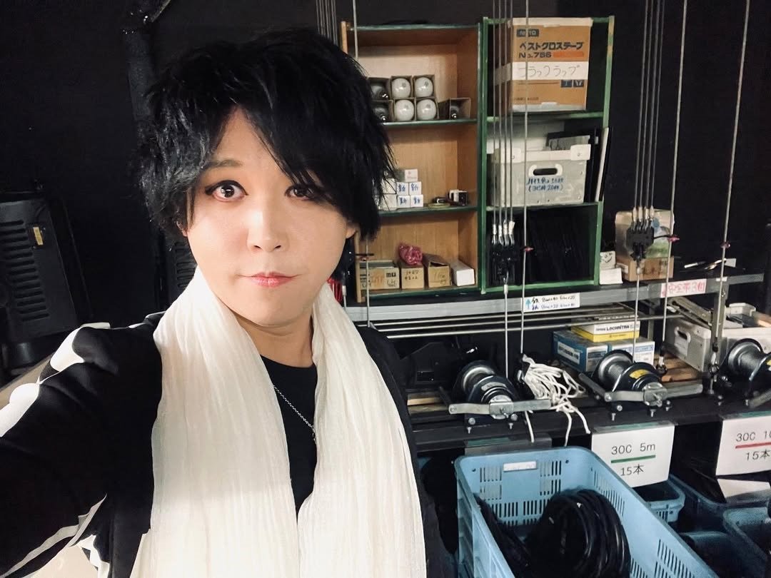 「一瞬ホンモノかと」人気芸人、“大森モドキ”メガネでピースする大森元貴モノマネに「どんどん似てきてない？」