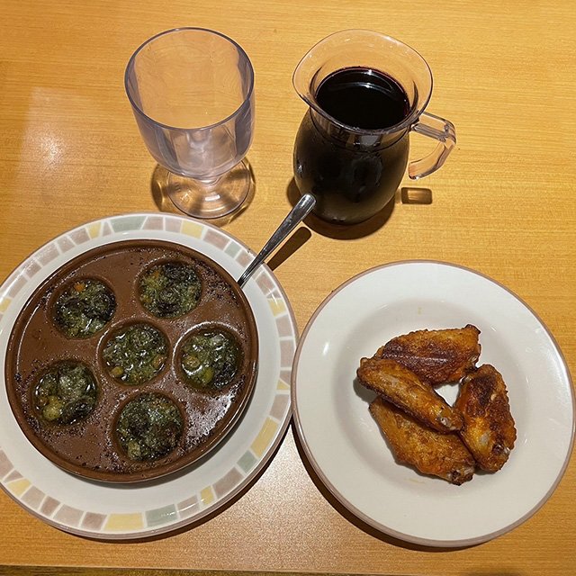 『サイゼリヤ』辛味チキン、エスカルゴのオーブン焼き、デカンタの赤ワイン ※撮影/編集部