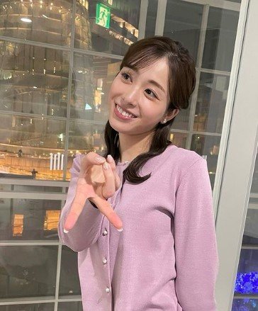 ギャル界隈以外でも流行したギャルピース ※画像はテレビ朝日・田原萌々アナ公式インスタグラム『@tahara_momo』より