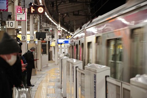 多くの乗客が利用する首都圏の通勤電車 ※画像はぱくたそ