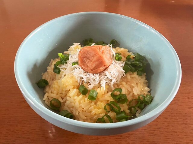しらす、梅干、ねぎがかけられた美味しそうな卵かけご飯 ※撮影/ピンズバ編集部