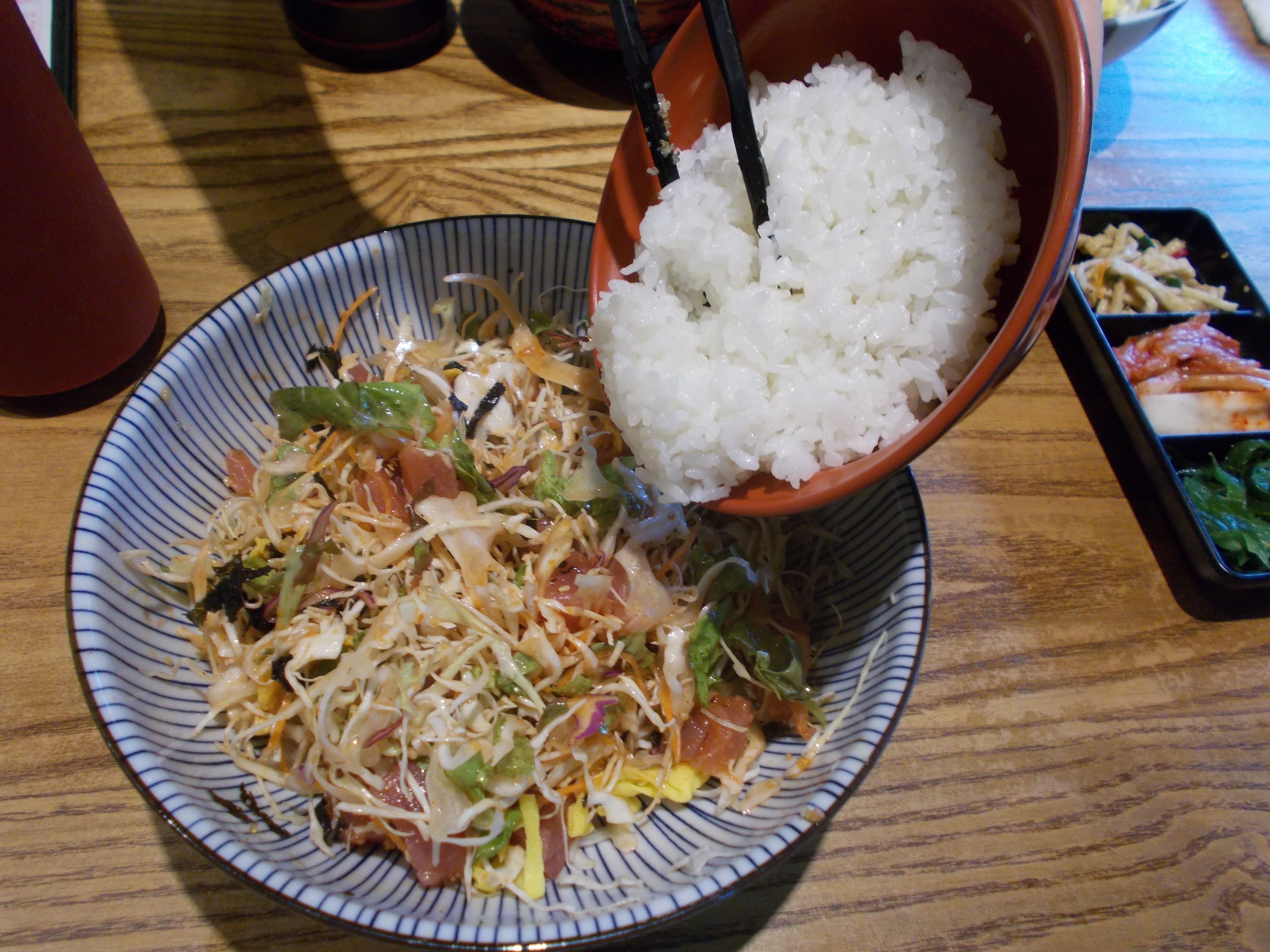 韓国人の刺身丼の食べ方とは？刺身もサラダもご飯もよく混ぜて、コチュジャンとゴマ油で味付け⁉【韓国の個人旅行ガイド】下川裕治