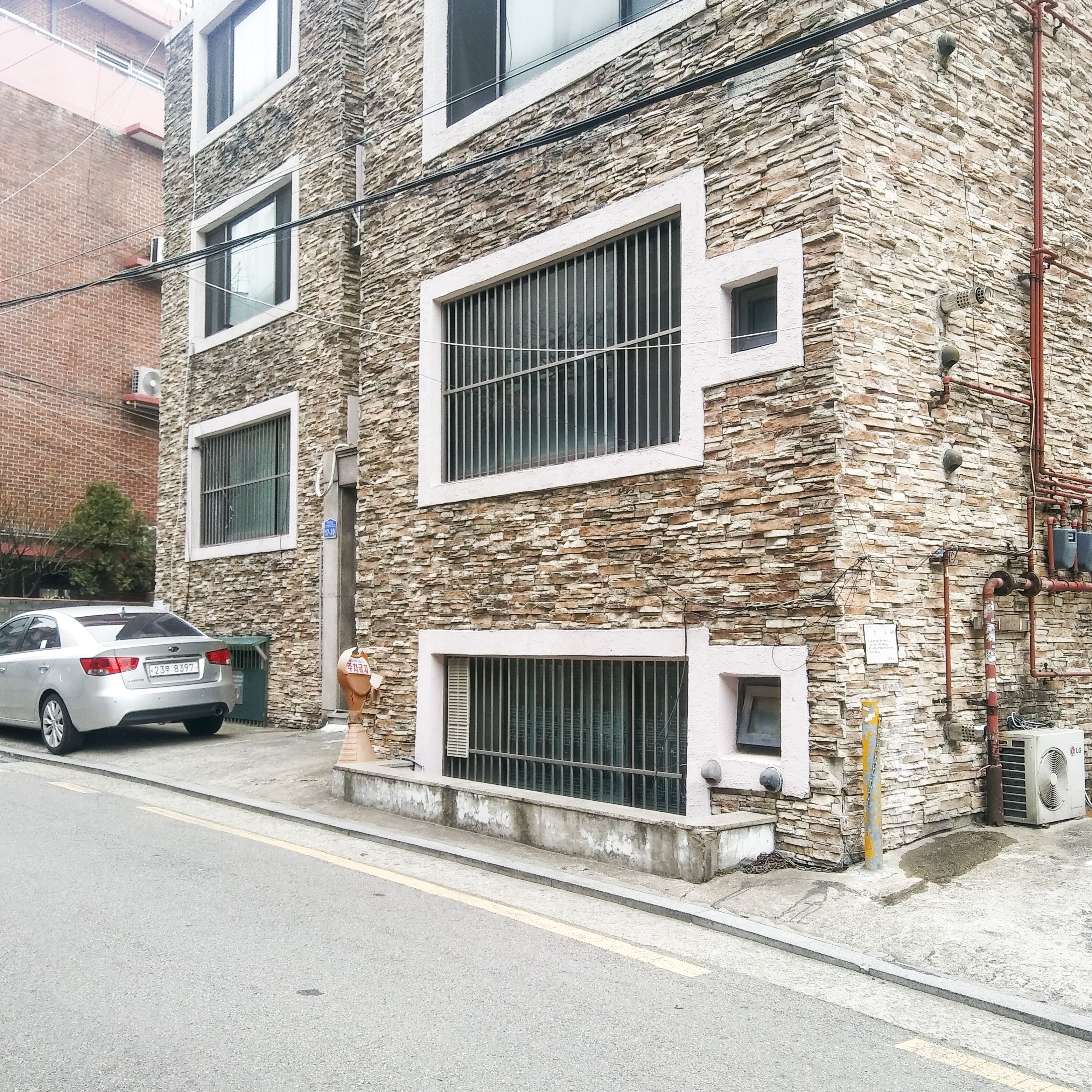 映画『パラサイト 半地下の家族』で注目を集めた韓国独特の住居とは？空間の上半分が地上で下半分が地下に面した「半地下」生活体験記【ソウル暮らしは今日もサバイバル】