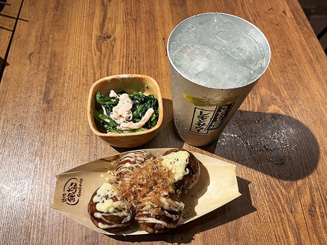 『銀だこ酒場』たこ焼き(4個)とお通し、タコハイ ※撮影/編集部