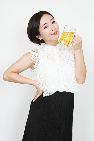 カンパーイ!(モデル=園都) ※撮影/編集部