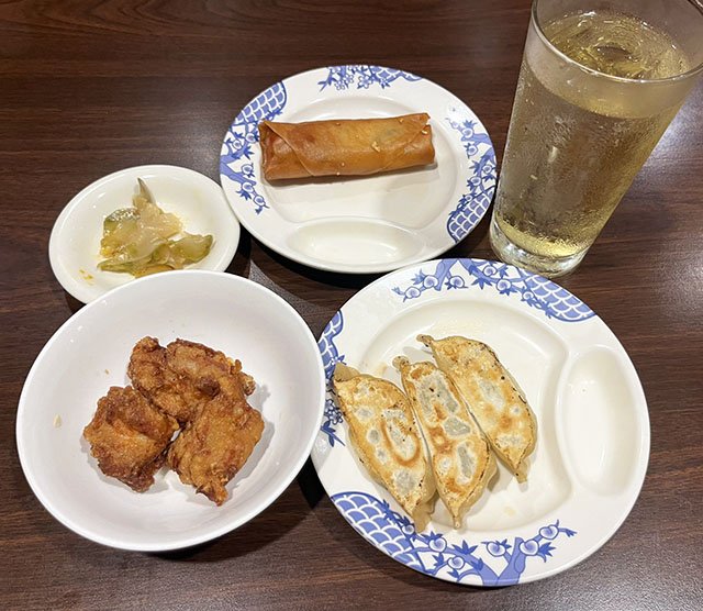 『バーミヤン』の晩酌セット+焼餃子、春巻 ※撮影/編集部
