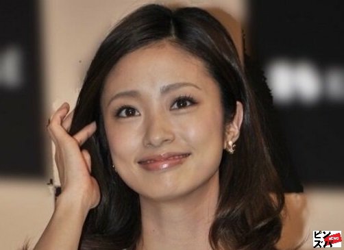 “美”腹筋・背中・バスト健在、上戸彩・39歳の9冊目写真集に注目が集まるワケ　深田恭子も…専門家分析